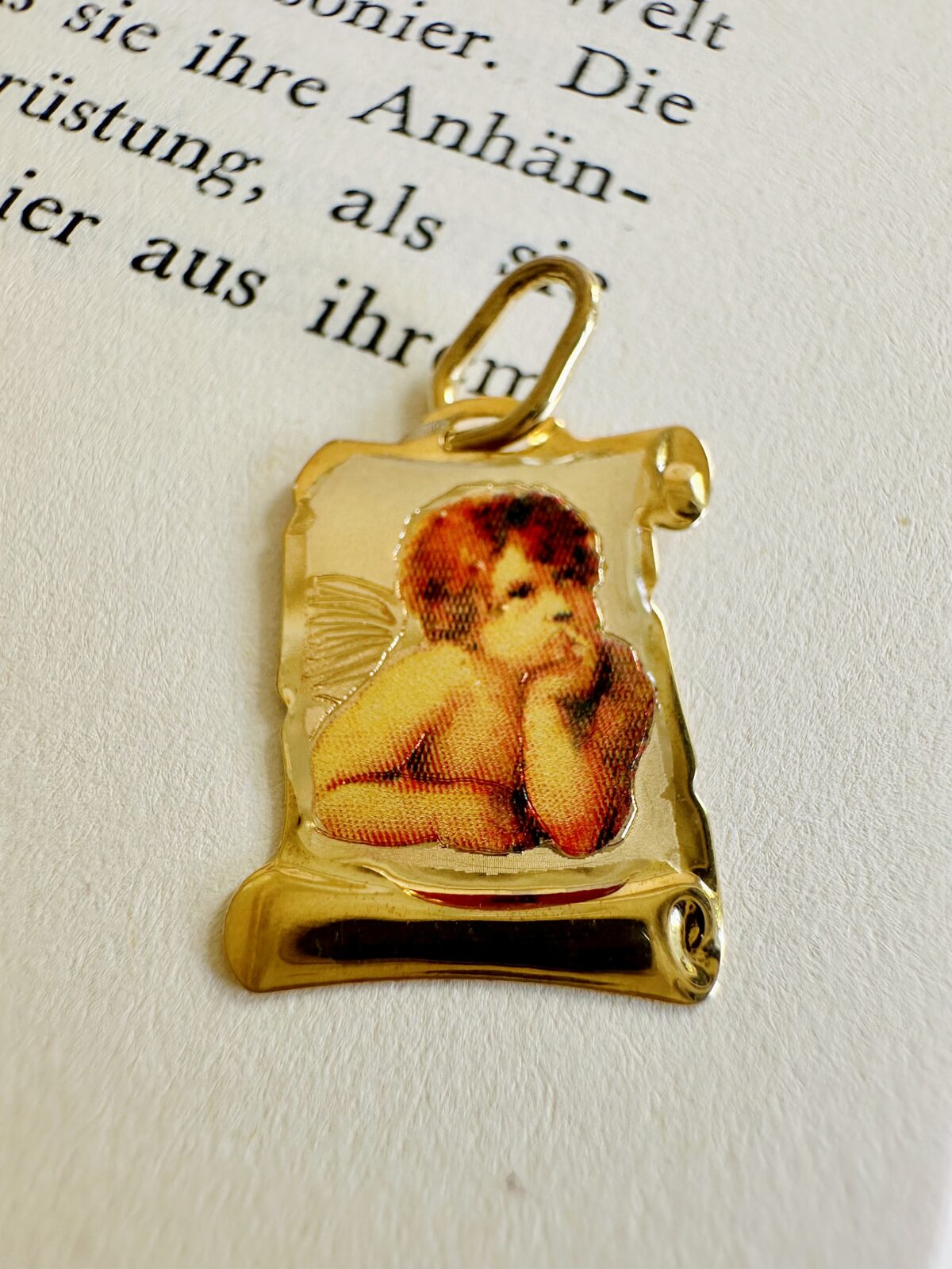 Vintage 9k Yellow Gold Cherub Scroll Satin Pendant