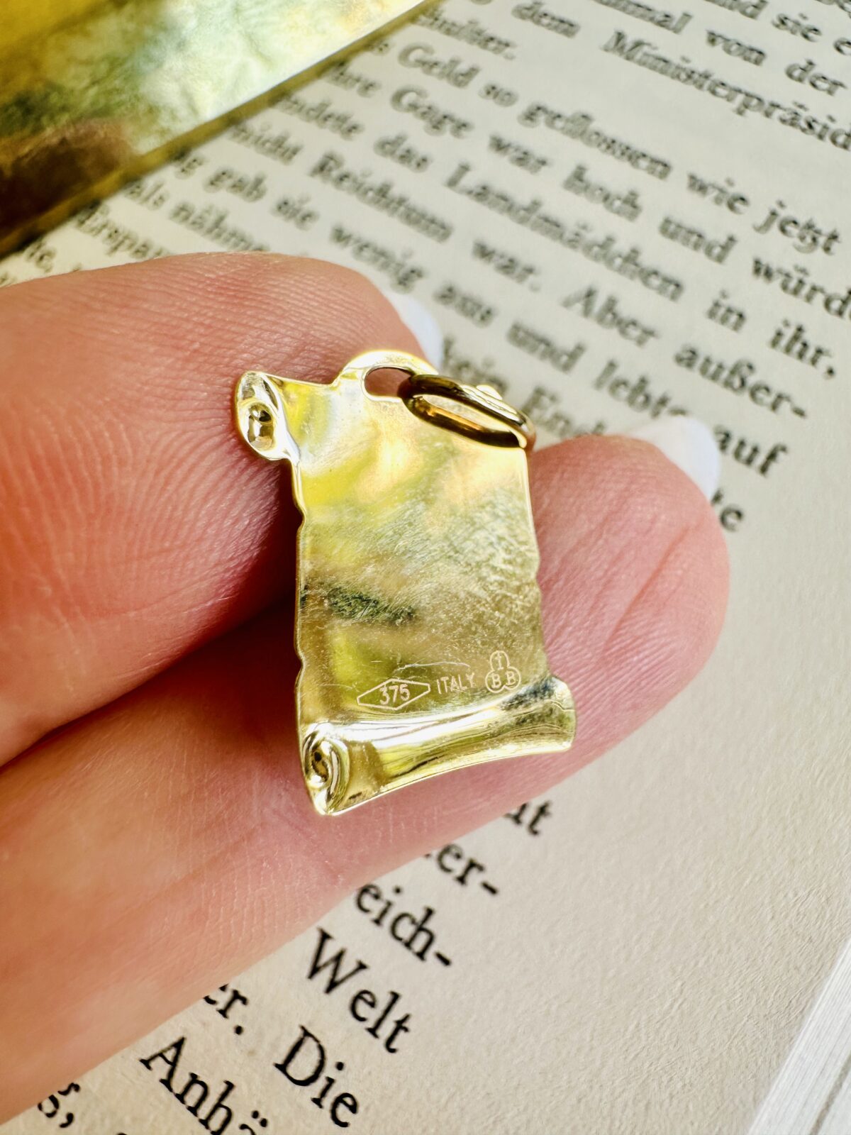 Vintage 9k Yellow Gold Cherub Scroll Satin Pendant - Image 2