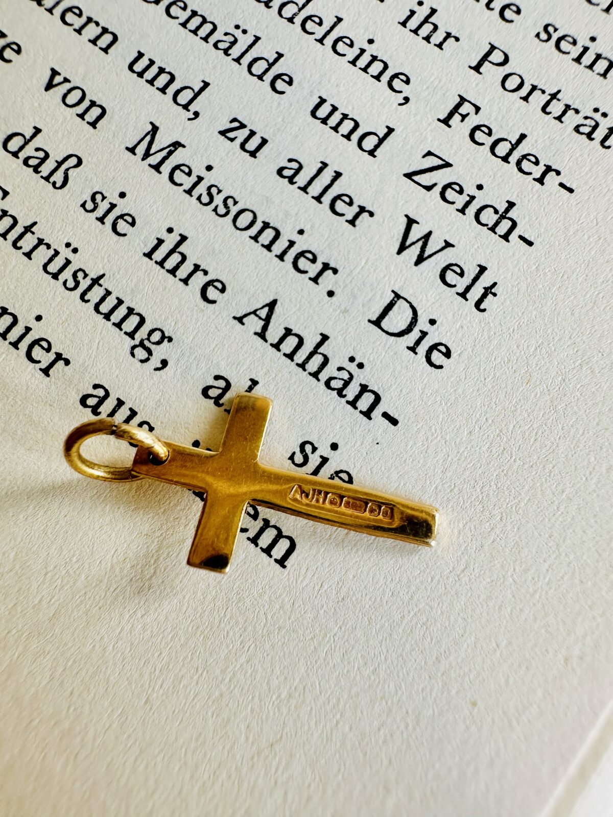 Vintage Solid 9K Gold Patterned Cross Pendant - Image 2