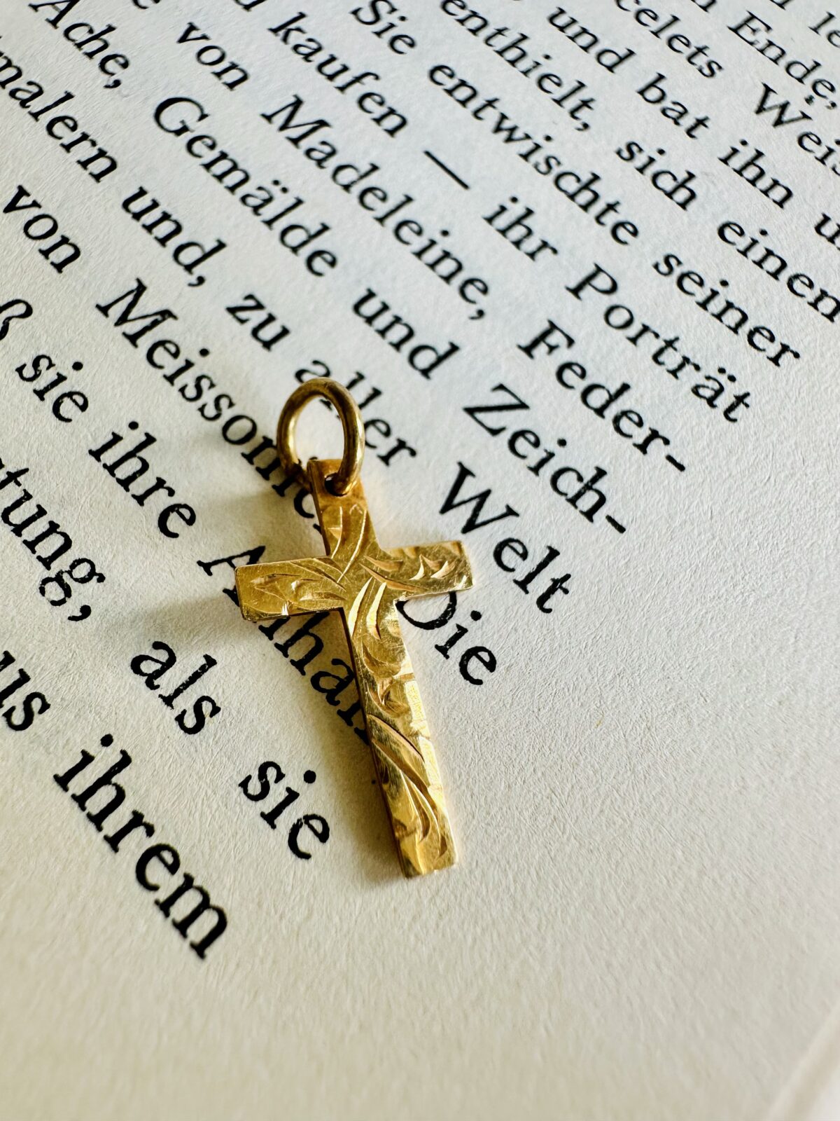 Vintage Solid 9K Gold Patterned Cross Pendant