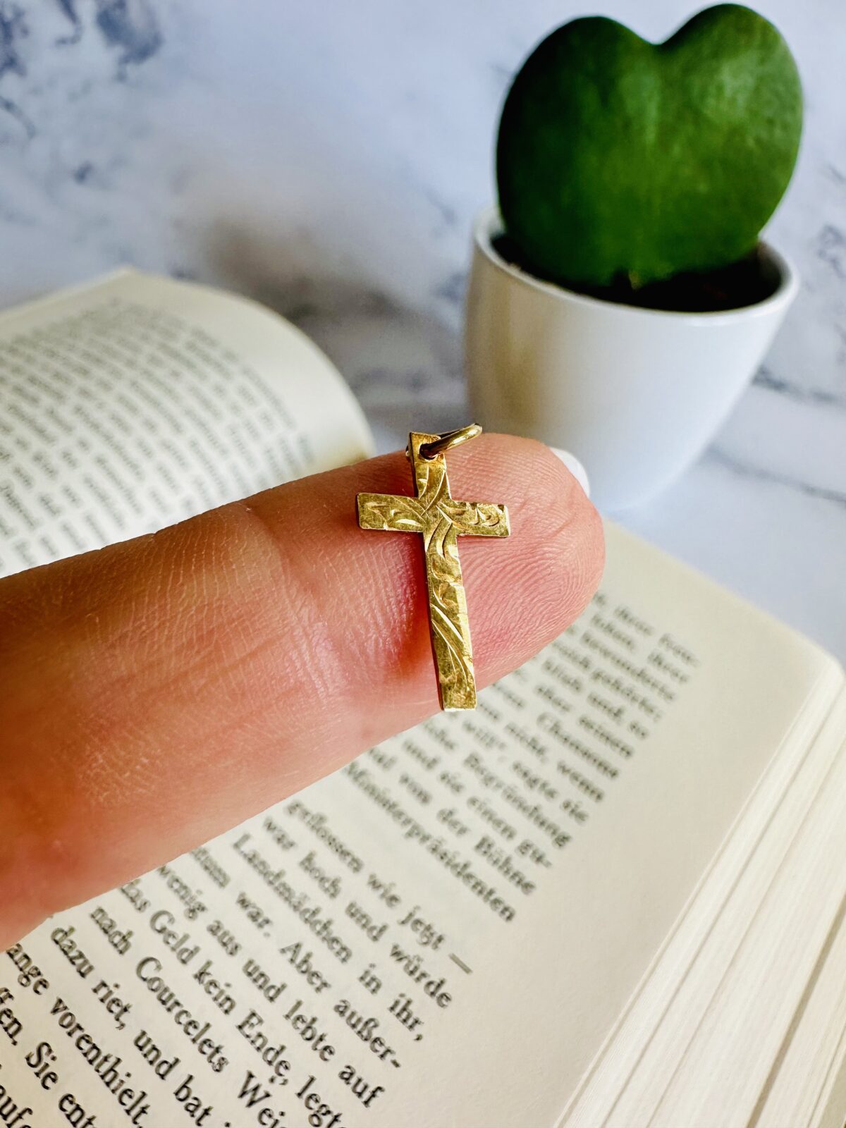 Vintage Solid 9K Gold Patterned Cross Pendant - Image 3