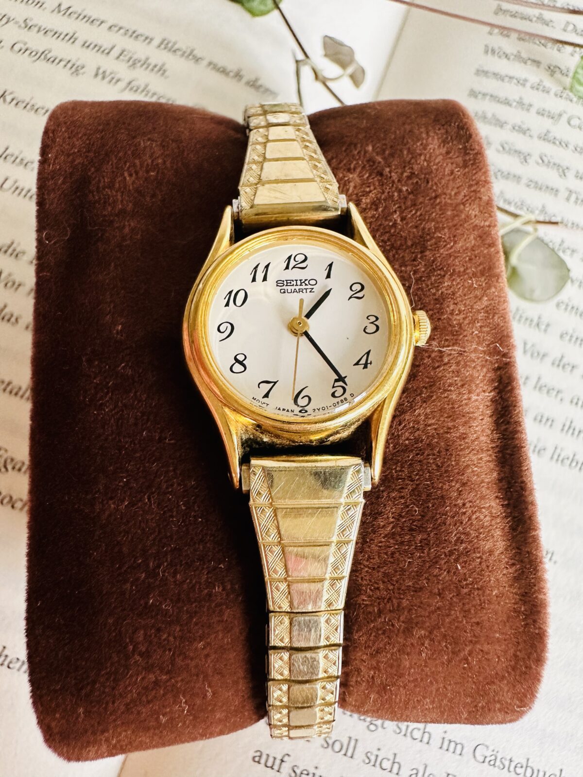 Vintage Seiko Gold Tone Quartz Analog Ladies Wrist Watch - Image 2