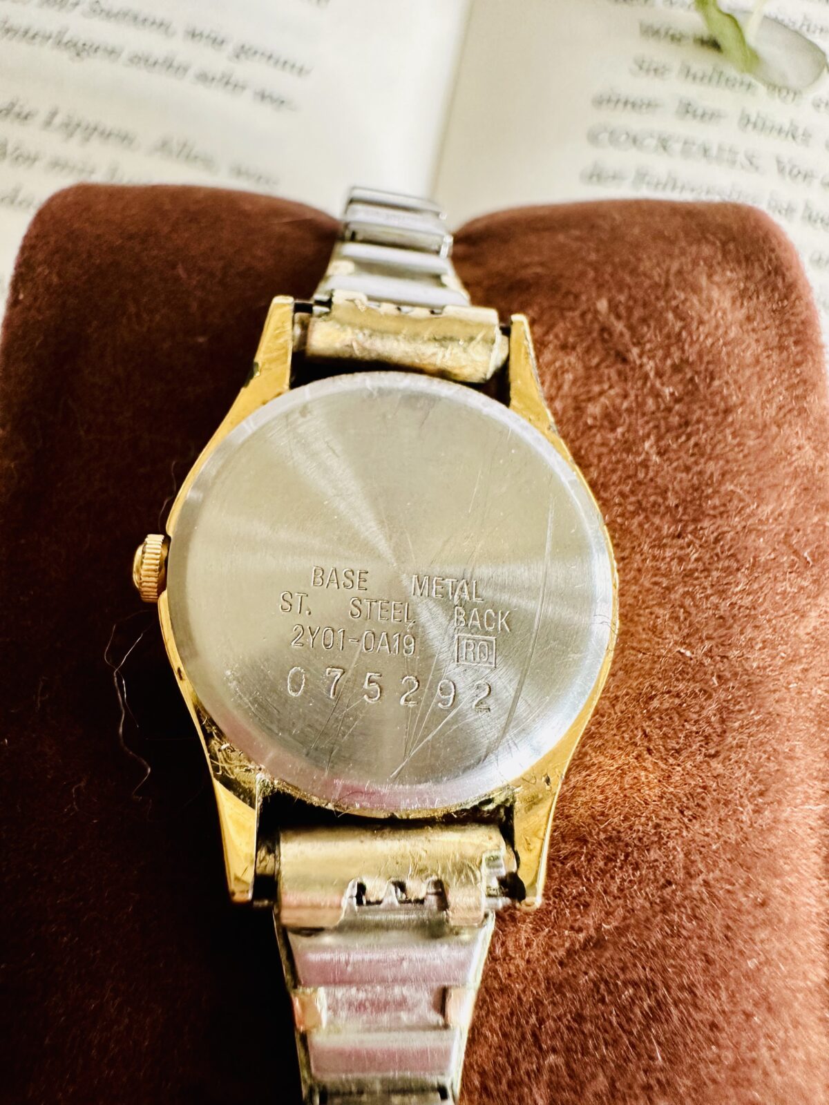 Vintage Seiko Gold Tone Quartz Analog Ladies Wrist Watch - Image 4